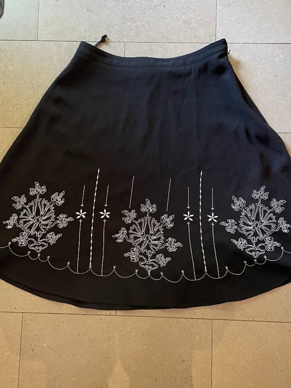 Vintage Simon Chang Black A-line Skirt with white embroidery - Size 6
